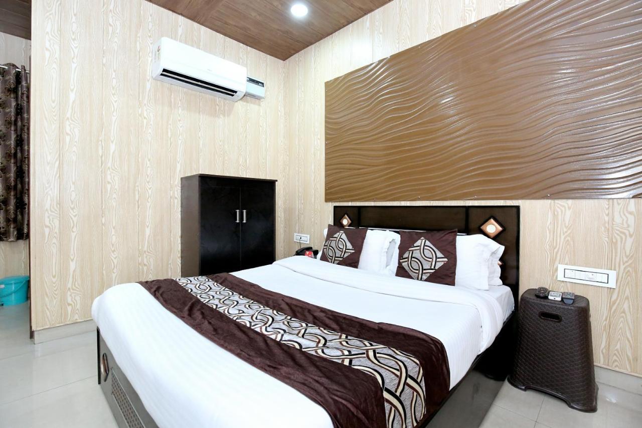 Oyo 8105 Royale Guest House Ludhiana Esterno foto