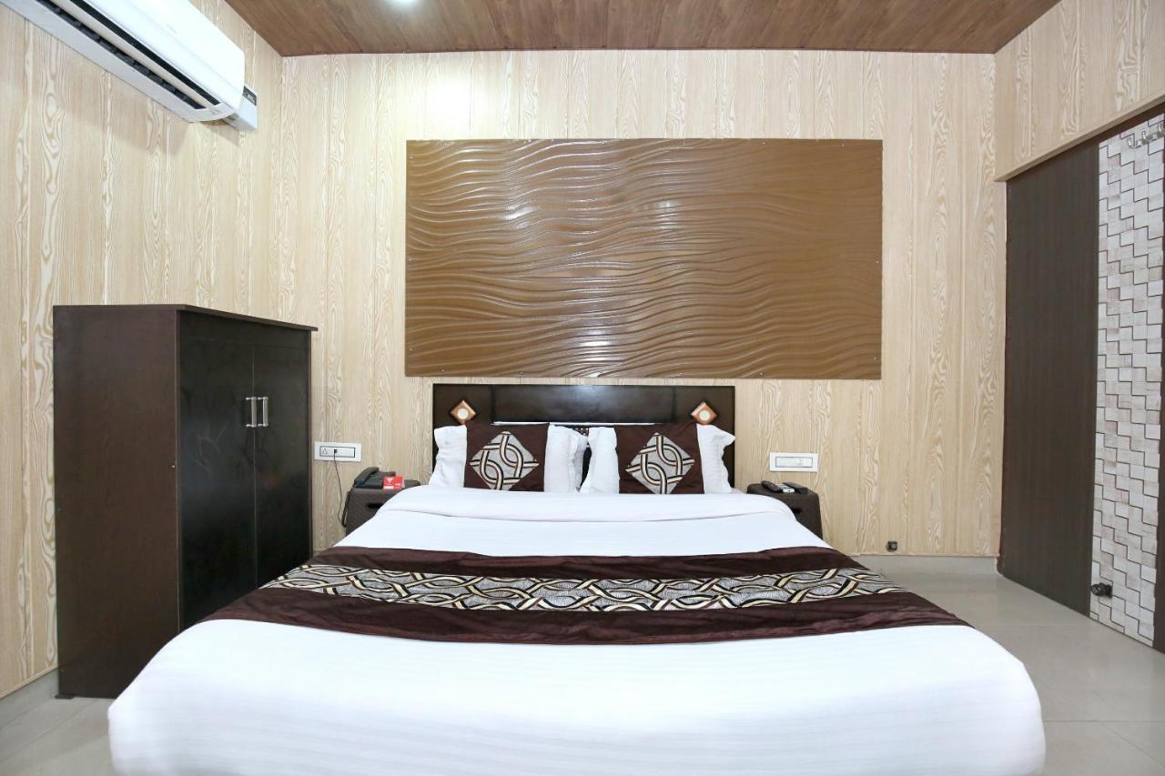 Oyo 8105 Royale Guest House Ludhiana Esterno foto